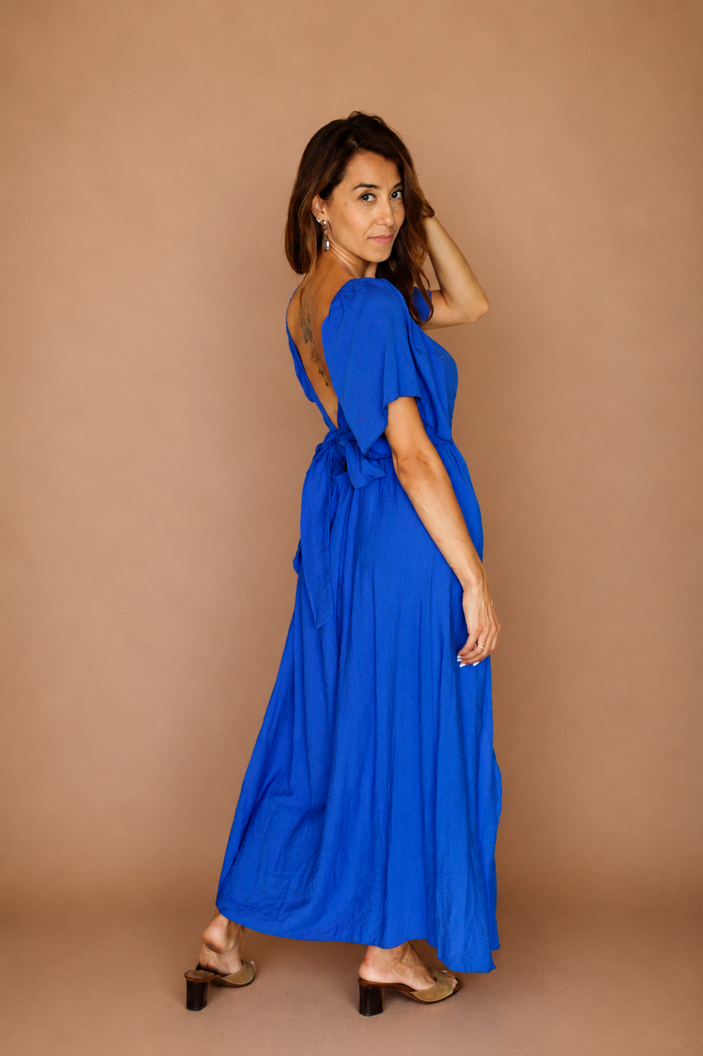 Robe midi bleu électrique fendue en viscose – Femme