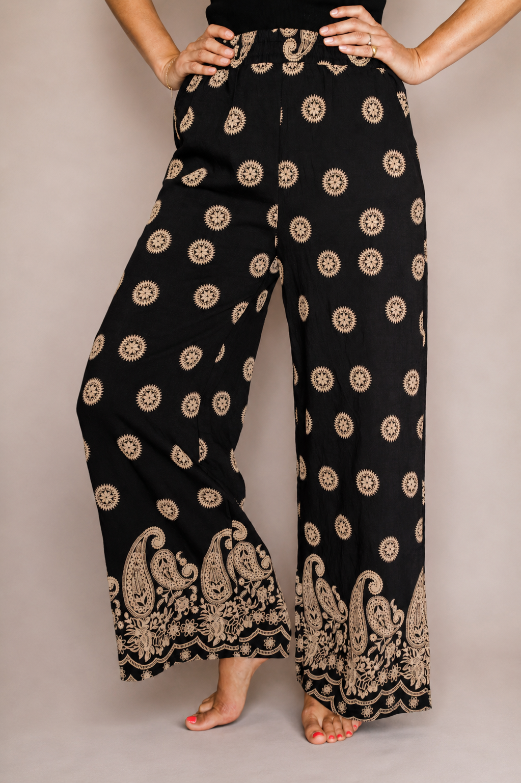 Pantalon fluide bohème noir imprimé – Femme