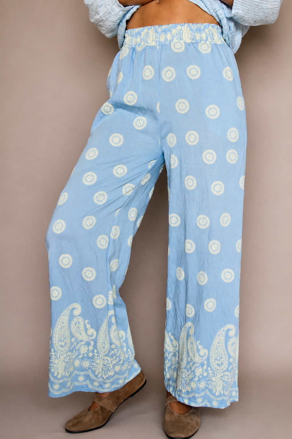 Pantalon fluide imprimé bleu ciel – Femme
