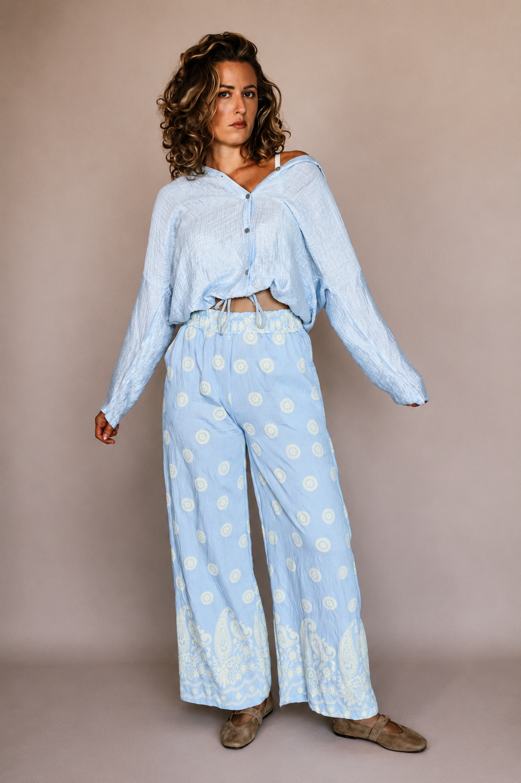 Pantalon fluide imprimé bleu ciel – Femme