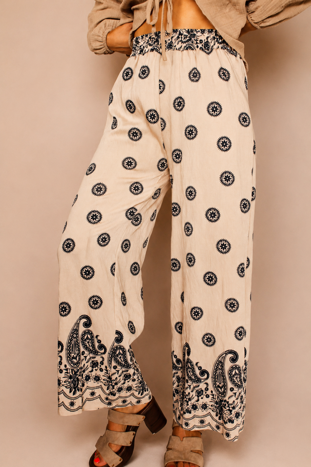 Pantalon fluide imprimé écru et noir – Femme