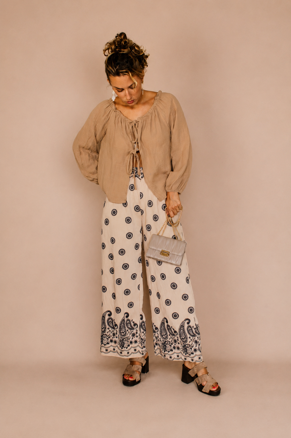 Pantalon fluide imprimé écru et noir – Femme