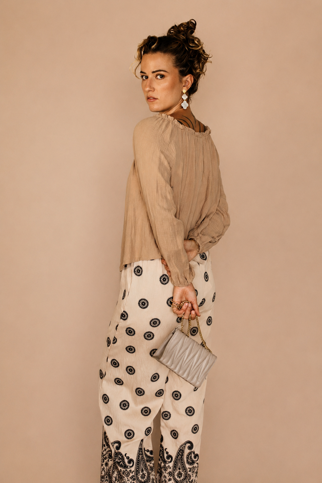 Blouse beige aux épaules dénudées en coton – Femme