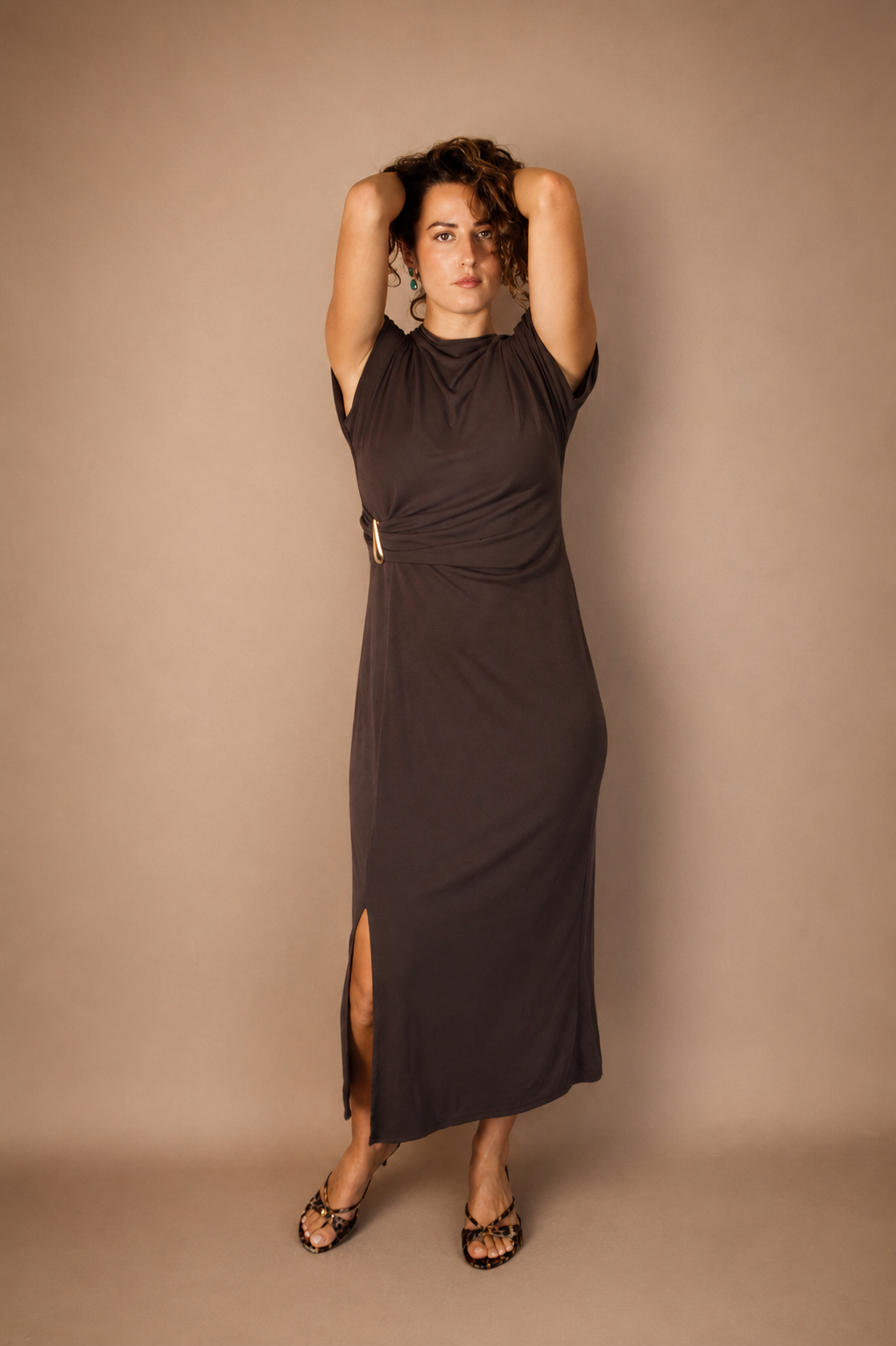 Robe longue à bijoux doré