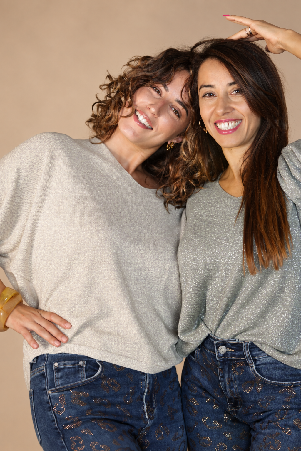 Pull léger à col V au fils lurex – Femme