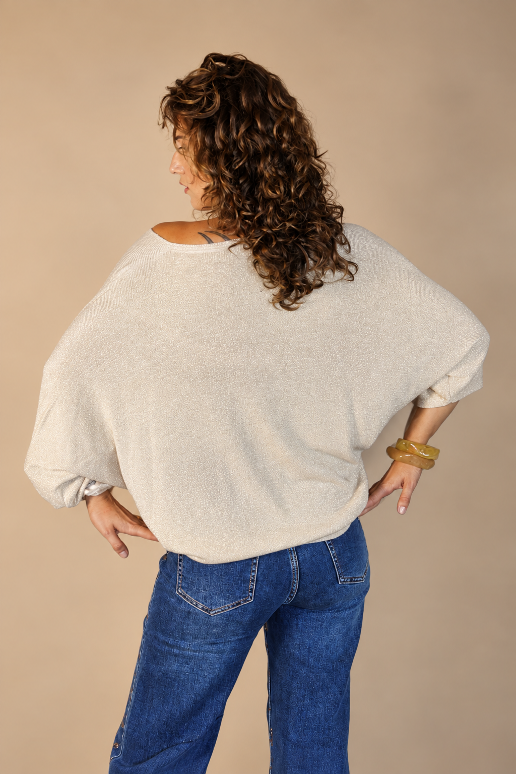 Pull léger à col V au fils lurex – Femme