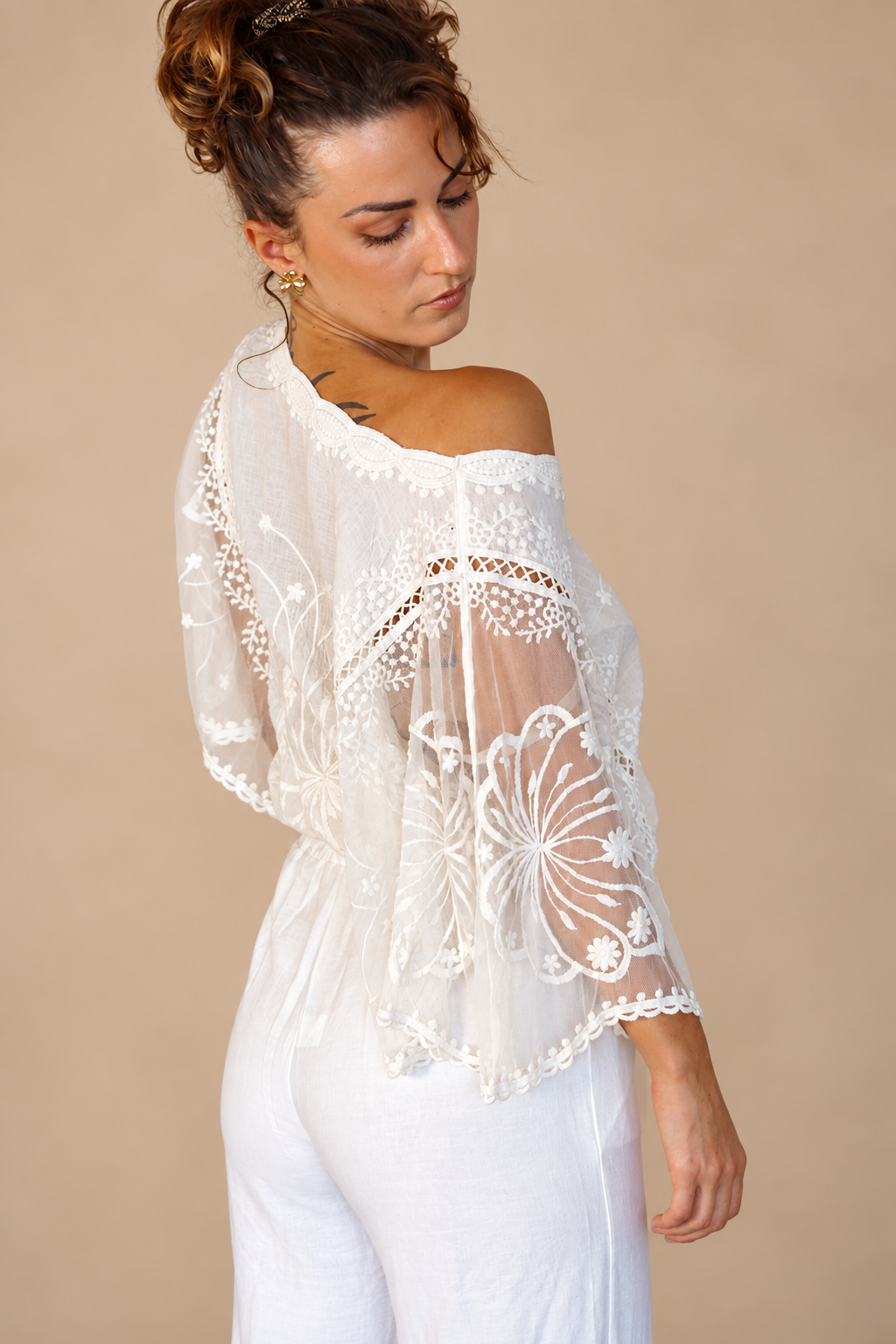 Top en dentelle brodé