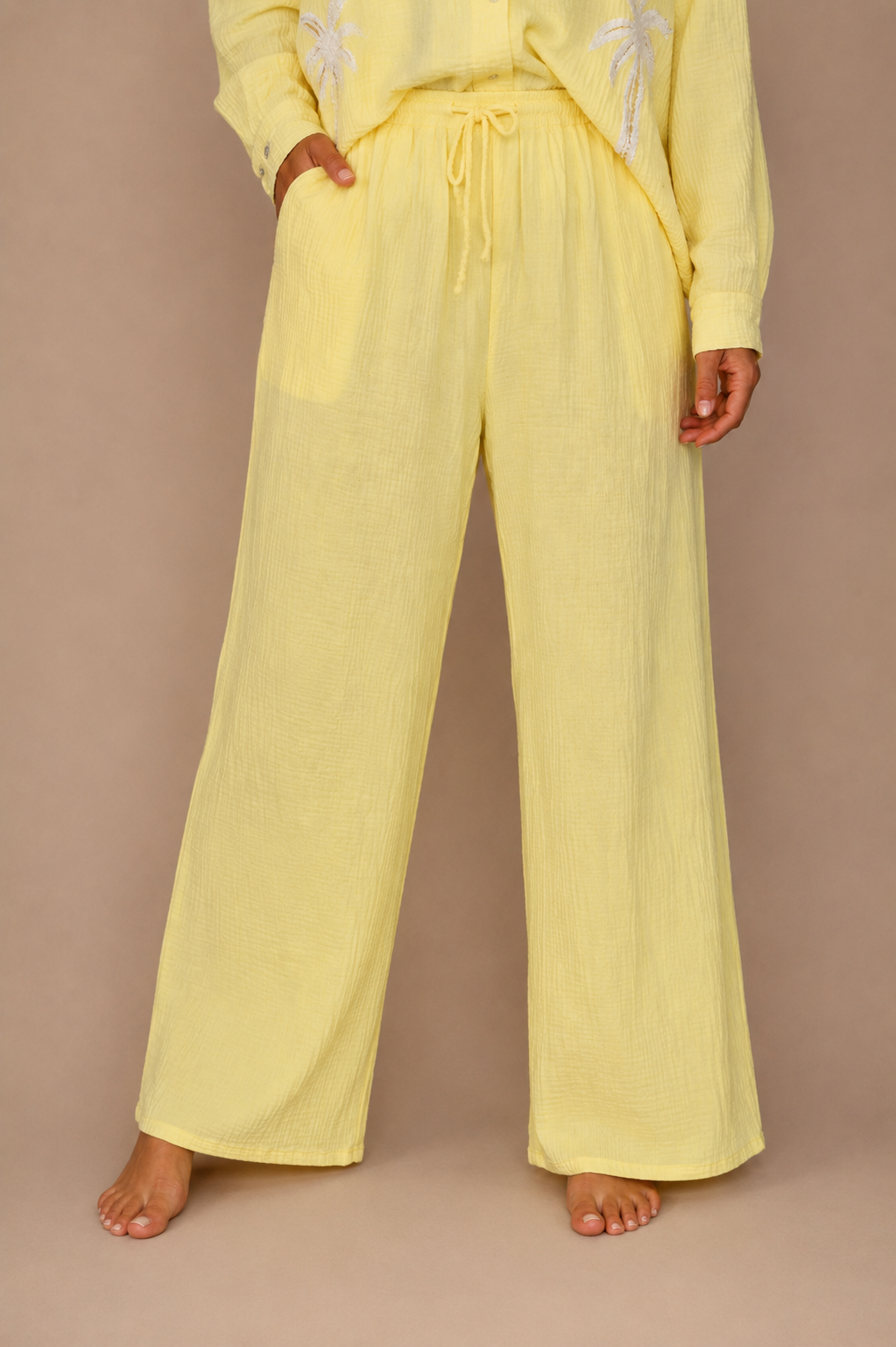 Pantalon fluide en gaze de coton jaune pastel – Femme