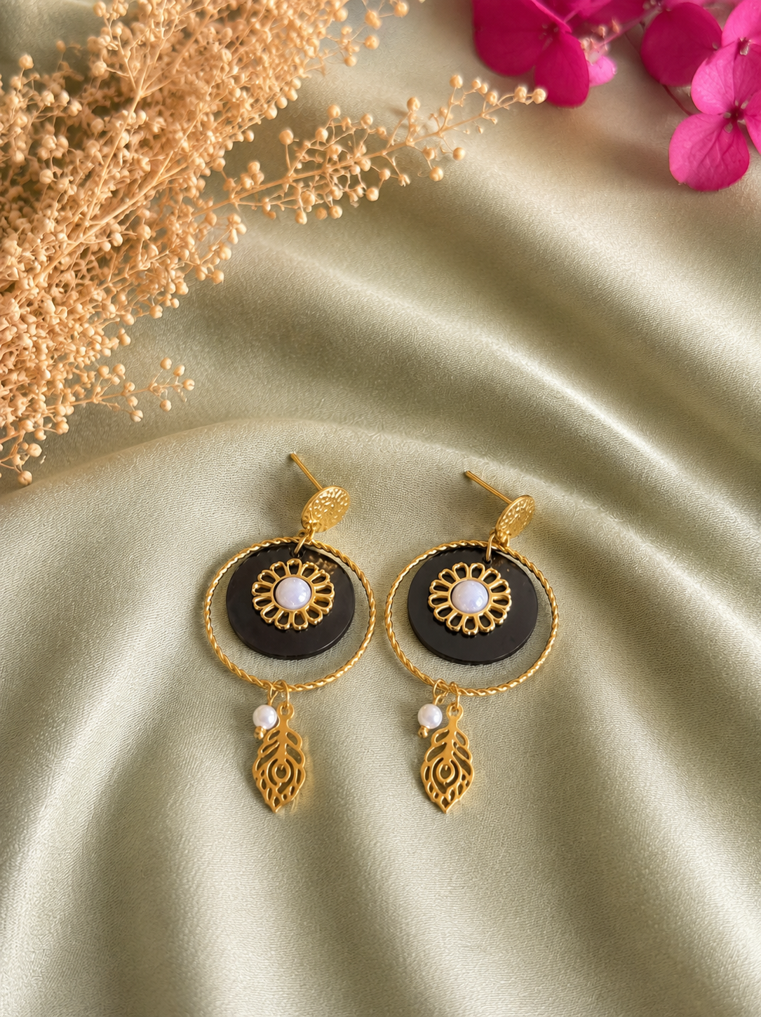 Boucles d’oreilles rondes noires et dorées