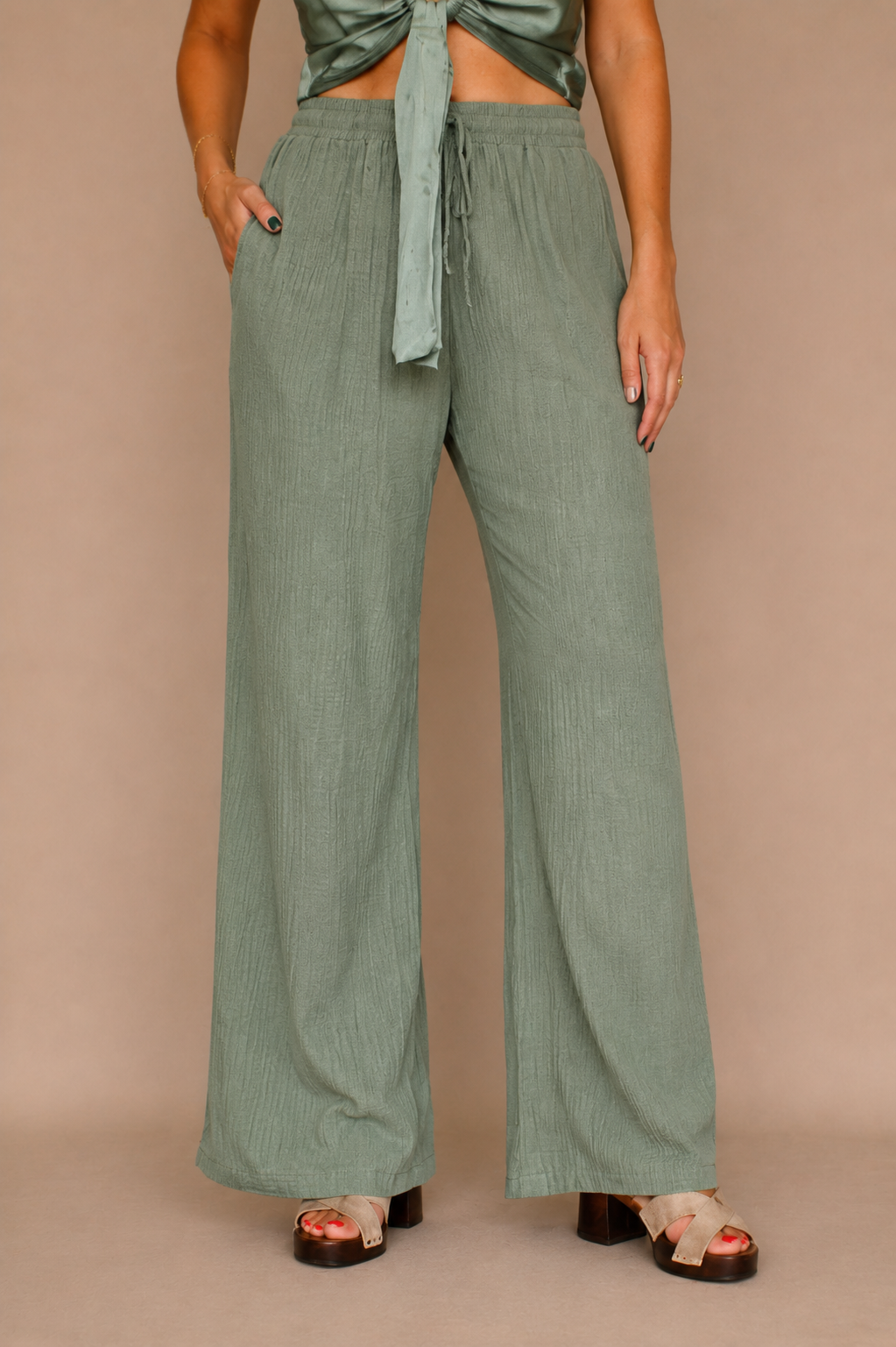 Pantalon fluide en gaze de coton vert kaki – Femme